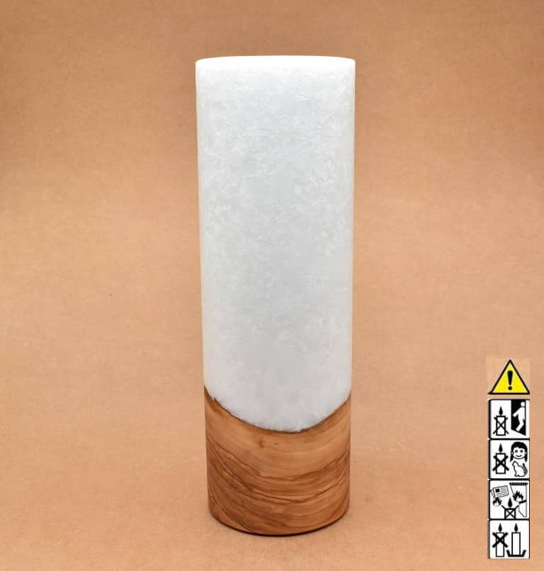 Stumpenkerze mit Holzelement aus Stearinwachs.  Jetzt in unserem Kerzen Onlineshop kaufen.