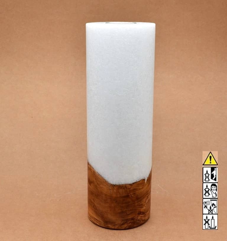 Stumpenkerze mit Holzelement aus Stearinwachs.  Jetzt in unserem Kerzen Onlineshop kaufen.