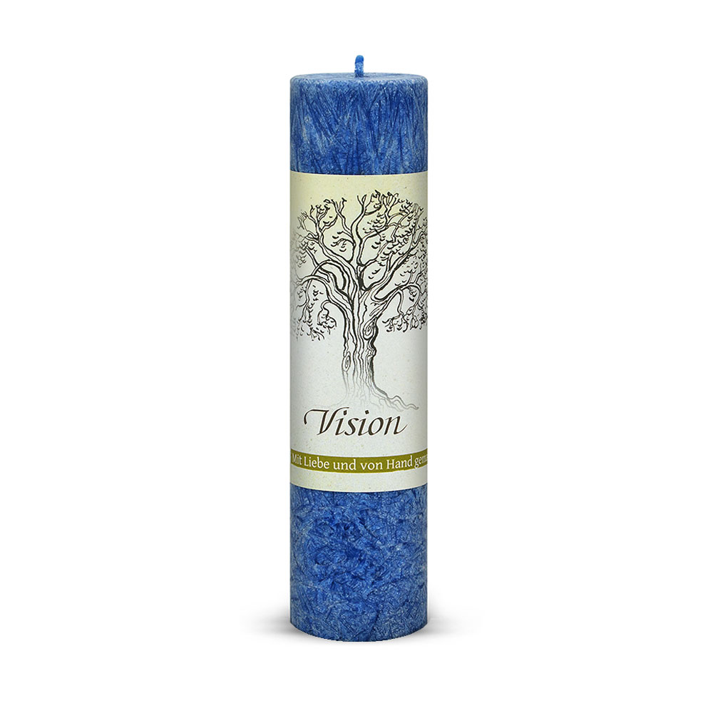Allgäuer Heilkräuterkerze Geist der Bäume Vision in der Farbe blau. Als Geschenk für Sie oder Ihn. 100% Vegane Kerze. Hergestellt aus Olivenöl. Jetzt in unserem Kerzen Onlineshop kaufen.