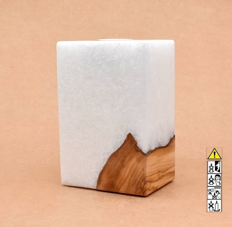 Kerze rechteckig  mit Holzelement aus Stearinwachs.  Jetzt in unserem Kerzen Onlineshop kaufen.