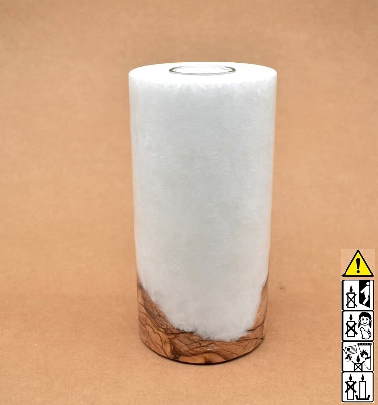 Stumpenkerze mit Holzelement aus Stearinwachs Stumpenkerze mit Holzelement aus Stearinwachs.  Jetzt in unserem Kerzen Onlineshop kaufen.