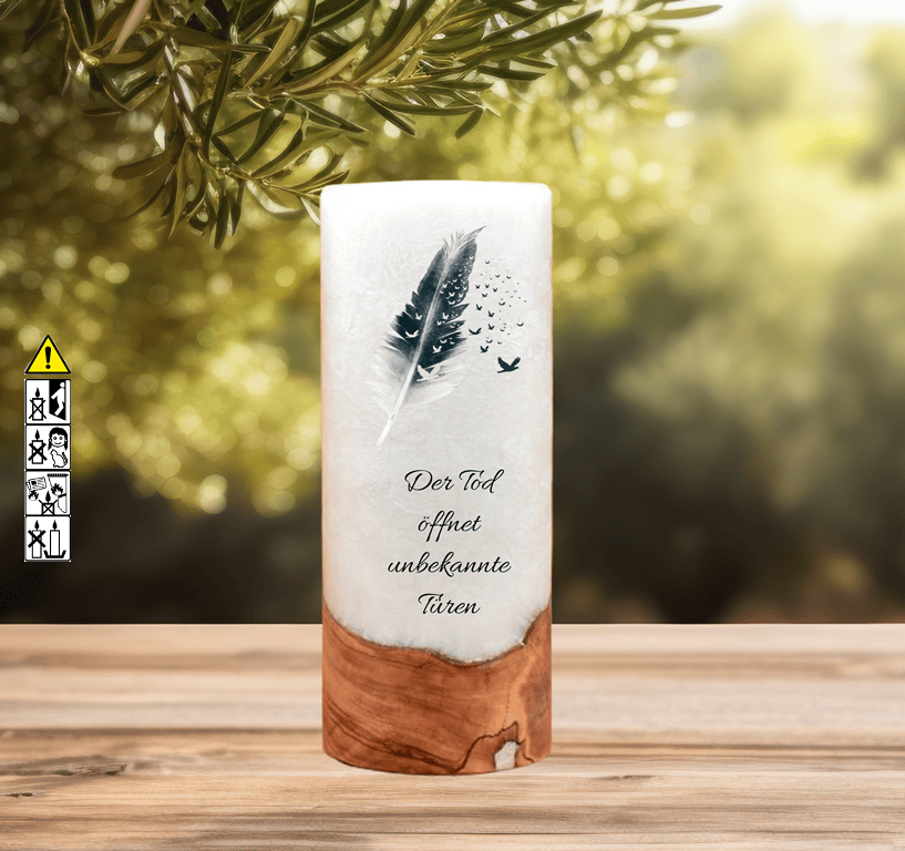 Trauerkerze mit Holz 8x20cm "Der Tod öffnet unbekannte Türen" Trauerkerze mit Holz 8x20cm "Der Tod öffnet unbekannte Türen"