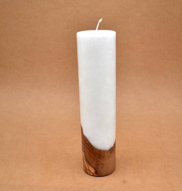 Stumpenkerze mit Holzelement aus Stearinwachs.  Jetzt in unserem Kerzen Onlineshop kaufen.