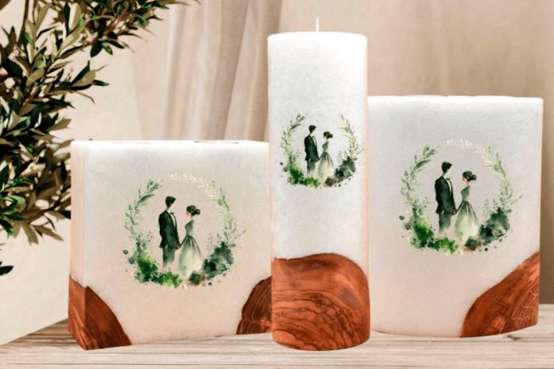 Hochzeitskerzen in verschiednenen Größen mit Brautpaar verziert