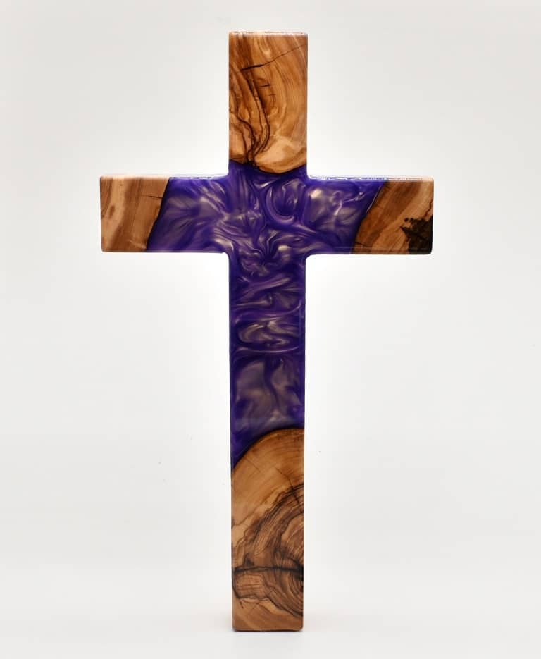 Olivenholzkreuz in tieflila 30x16 cm