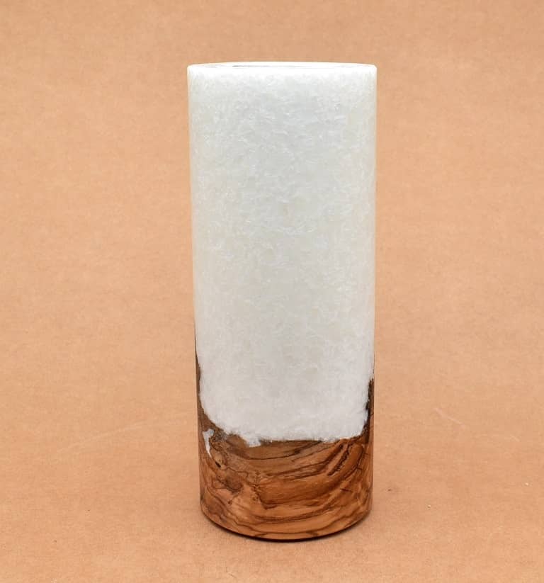 Kerze mit Holz. Individuelle runde Hochzeitskerze mit Holz aus Stearin. Kerze 80x200mm mit Holzelement, Individuelle, persönliche Hochzeitskerze  Holzkerze, Rund Stearinoptik, Hochzeitskerze mit Teelicht im Kerzen online Shop für Hochzeiten bestellen, günstig kaufen.