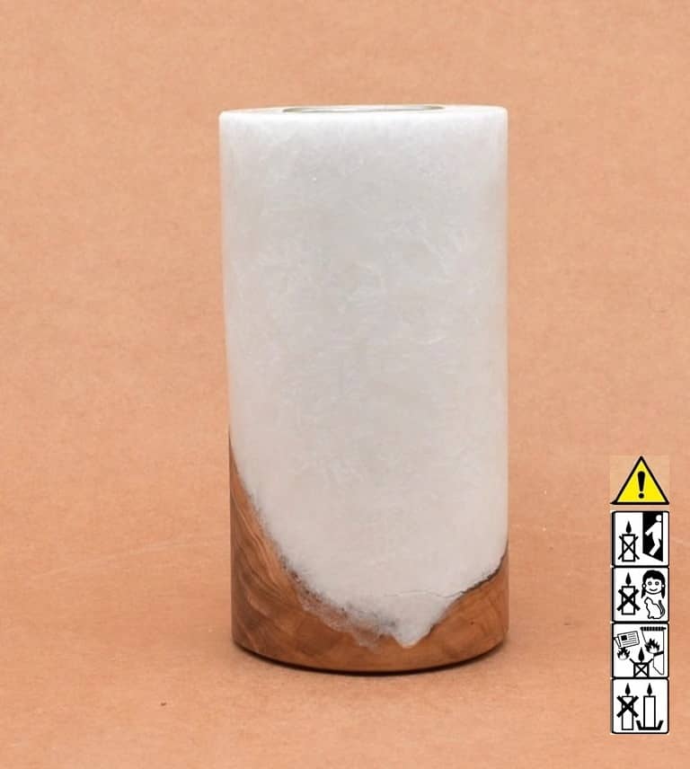 Stumpenkerze mit Holzelement aus Stearinwachs Stumpenkerze mit Holzelement aus Stearinwachs.  Jetzt in unserem Kerzen Onlineshop kaufen.