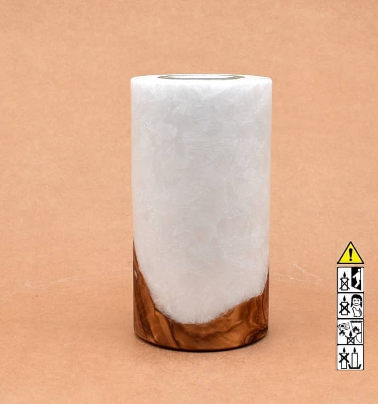 Stumpenkerze mit Holzelement aus Stearinwachs.  Jetzt in unserem Kerzen Onlineshop kaufen.