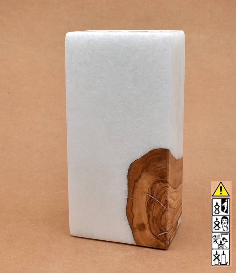 Kerze rechteckig  mit Holzelement aus Stearinwachs.  Jetzt in unserem Kerzen Onlineshop kaufen.