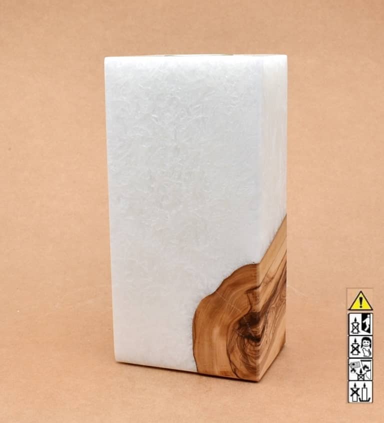 Kerze rechteckig  mit Holzelement aus Stearinwachs.  Jetzt in unserem Kerzen Onlineshop kaufen.