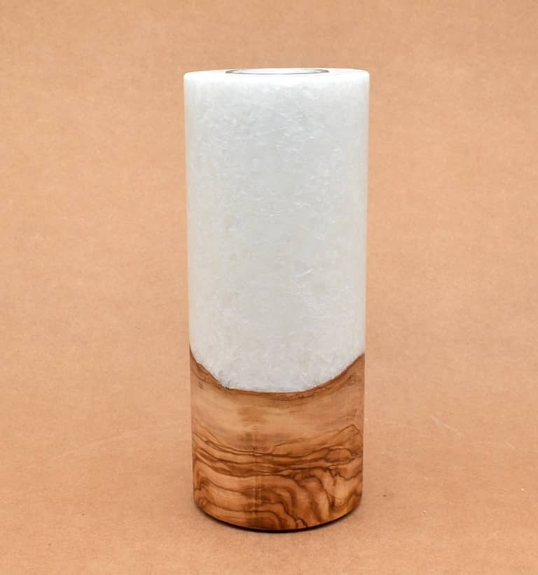 Kerze mit Holz. Individuelle runde Hochzeitskerze mit Holz aus Stearin. Kerze 80x200mm mit Holzelement, Individuelle, persönliche Hochzeitskerze  Holzkerze, Rund Stearinoptik, Hochzeitskerze mit Teelicht im Kerzen online Shop für Hochzeiten bestellen, günstig kaufen.
