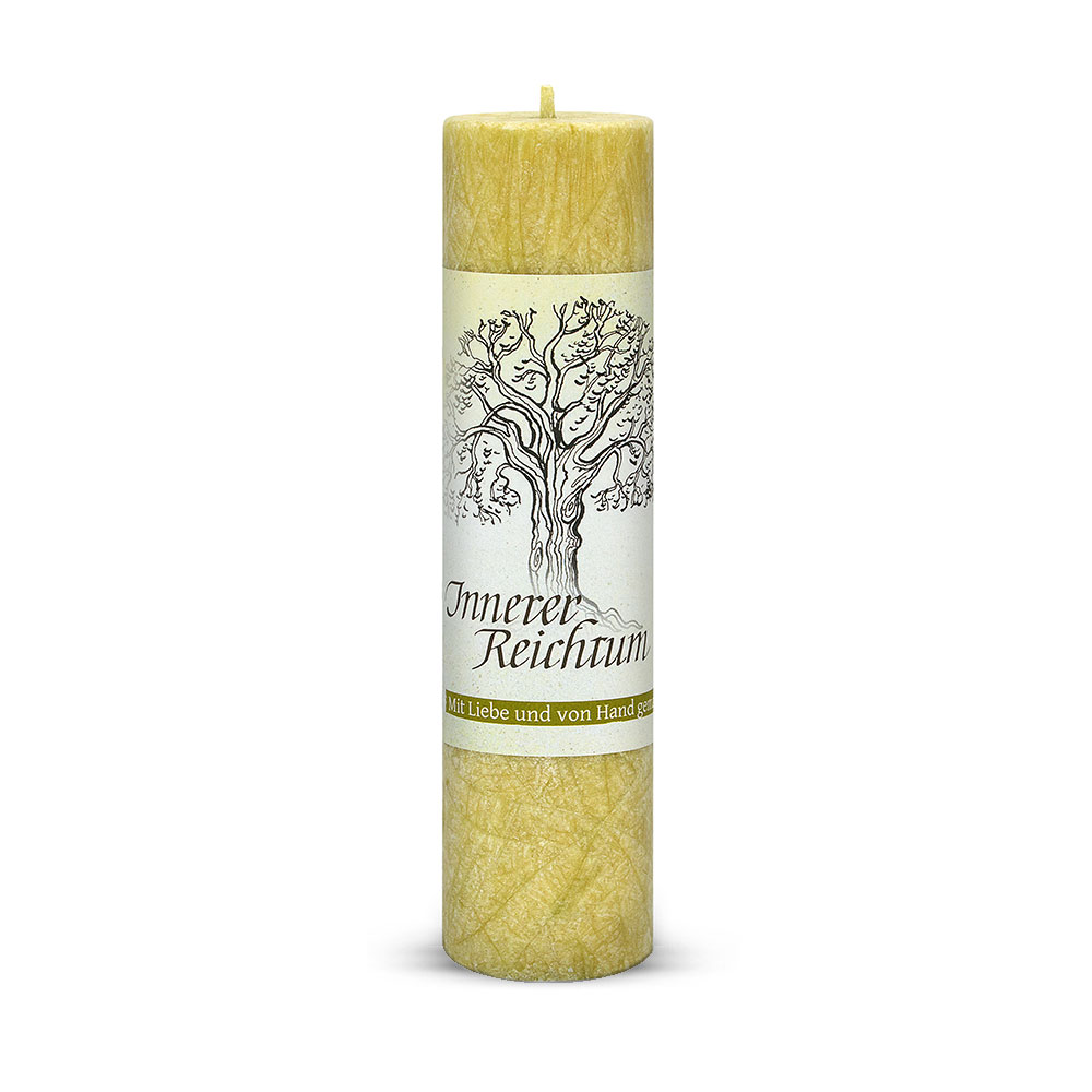 Allgäuer Heilkräuterkerze Geist der Bäume Innerer Reichtum in der Farbe gelbgrün. Als Geschenk für Sie oder Ihn. 100% Vegane Kerze. Hergestellt aus Olivenöl. Jetzt in unserem Kerzen Onlineshop kaufen.