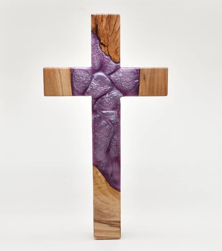 Olivenholzkreuz in violettrot 30x16 cm