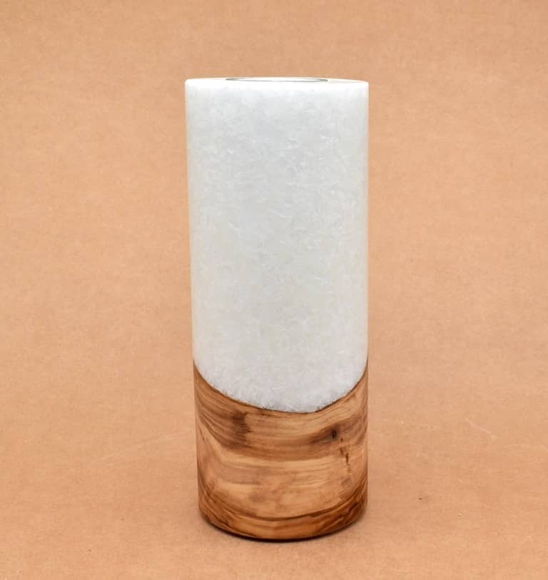 Kerze mit Holz. Individuelle runde Hochzeitskerze mit Holz aus Stearin. Kerze 80x200mm mit Holzelement, Individuelle, persönliche Hochzeitskerze  Holzkerze, Rund Stearinoptik, Hochzeitskerze mit Teelicht im Kerzen online Shop für Hochzeiten bestellen, günstig kaufen.