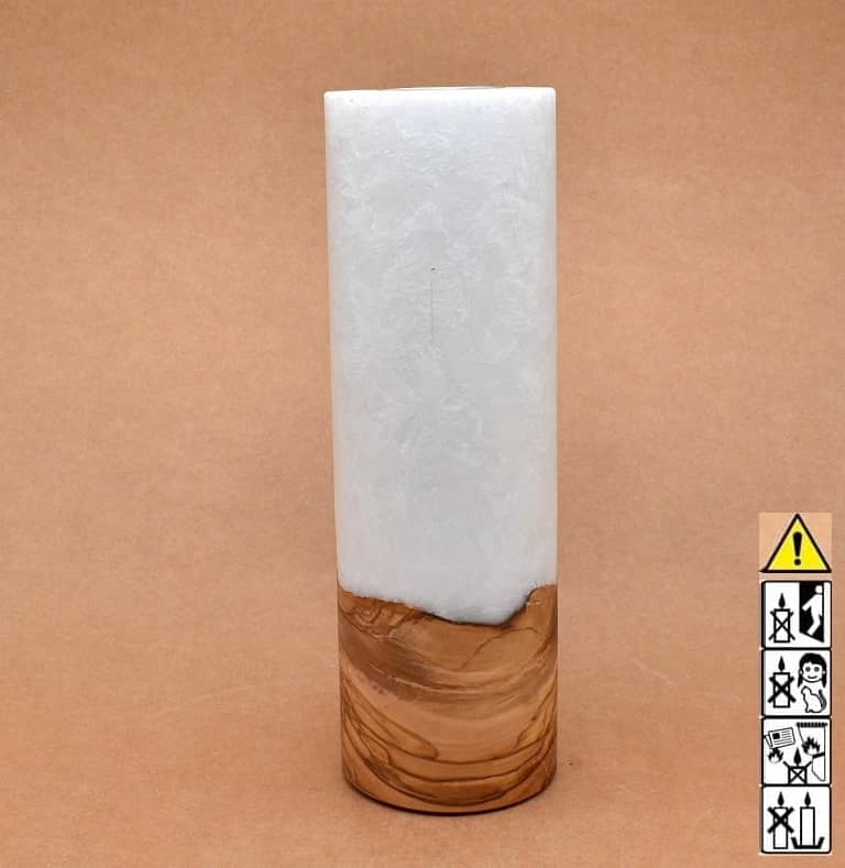Stumpenkerze mit Holzelement aus Stearinwachs Stumpenkerze mit Holzelement aus Stearinwachs.  Jetzt in unserem Kerzen Onlineshop kaufen.