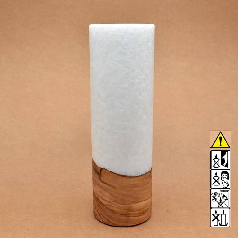 Stumpenkerze mit Holzelement aus Stearinwachs.  Jetzt in unserem Kerzen Onlineshop kaufen.