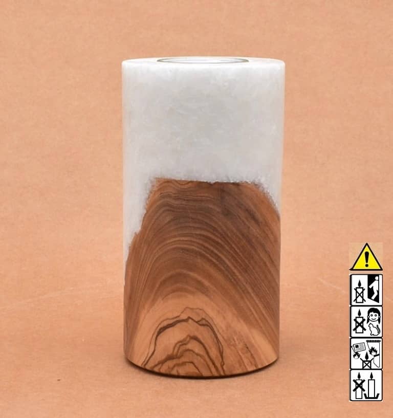 Stumpenkerze mit Holzelement aus Stearinwachs Stumpenkerze mit Holzelement aus Stearinwachs.  Jetzt in unserem Kerzen Onlineshop kaufen.