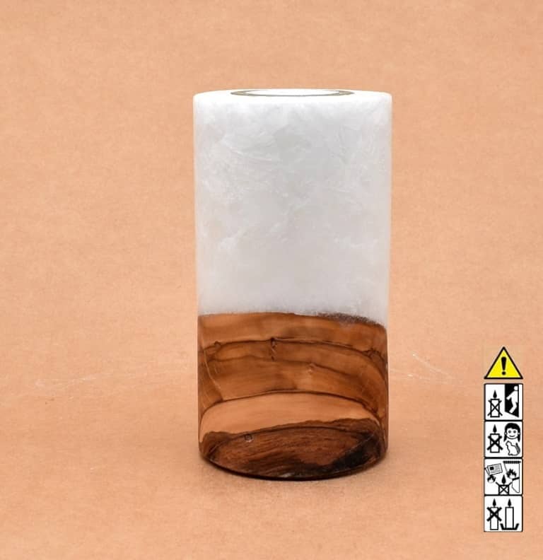 Stumpenkerze mit Holzelement aus Stearinwachs.  Jetzt in unserem Kerzen Onlineshop kaufen.