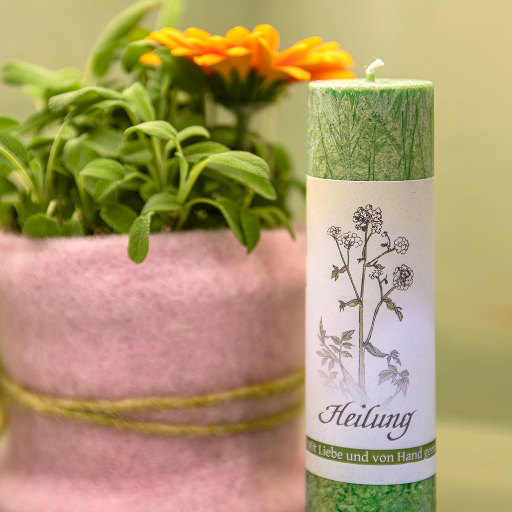 Allgäuer Heilkräuterkerze Lebensthemen Heilung in der Farbe grün. Als Geschenk um grüne Kraft aus der Ewigkeit der Natur zu tanken. 100% Vegane Kerze. Hergestellt aus Olivenöl. Jetzt in unserem Kerzen Onlineshop kaufen. Allgäuer Heilkräuterkerze Lebensthemen Heilung in der Farbe grün. Als Geschenk um grüne Kraft aus der Ewigkeit der Natur zu tanken. 100% Vegane Kerze. Hergestellt aus Olivenöl. Jetzt in unserem Kerzen Onlineshop kaufen.