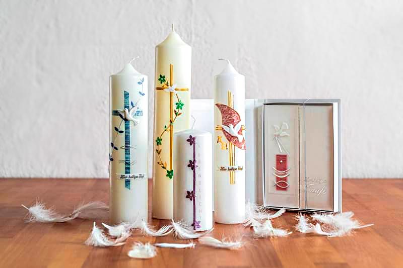 Kleine und große, ovale und runde Taufkerzen - Kerze zur Taufe von Mädchen und Jungen in unserem Kerzen Onlineshop günstig bestellen und online kaufen. Kleine und große, ovale und runde Taufkerzen - Kerze zur Taufe von Mädchen und Jungen in unserem Kerzen Onlineshop günstig bestellen und online kaufen.
