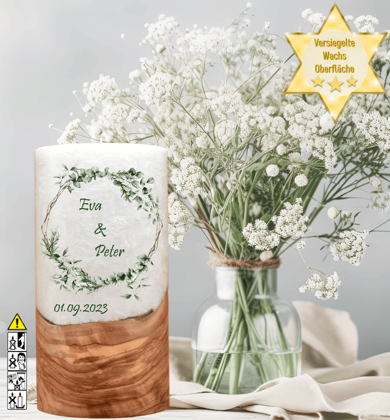 Hochzeitskerze mit Holzelement. Motiv: Eukalyptus Kranz Hochzeitskerze mit Holzelement. Motiv: Eukalyptus Kranz gold günstig in unserem Onlineshop kaufen. Personalisierte Hochzeitskerze online kaufen