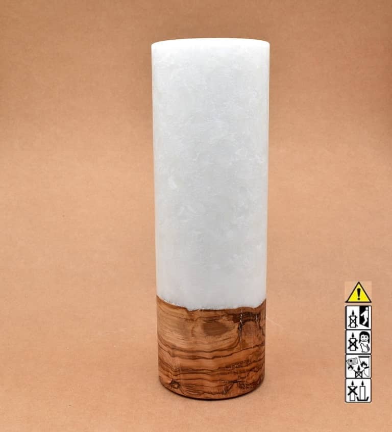 Stumpenkerze mit Holzelement aus Stearinwachs.  Jetzt in unserem Kerzen Onlineshop kaufen.