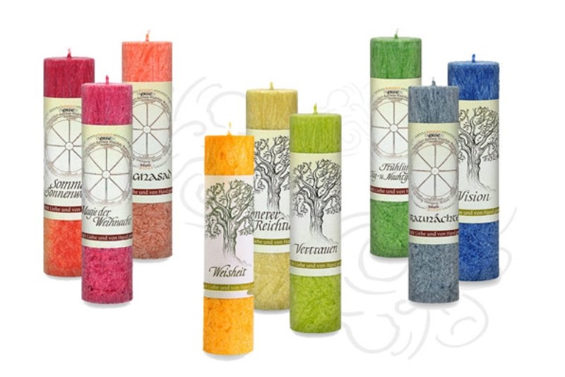 Allgäuer Heilkräuterkerze alle Sorten Allgäuer Heilkräuterkerze alle Sorten. Als Geschenk für Sie oder Ihn. 100% Vegane Kerze. Hergestellt aus Olivenöl. Jetzt in unserem Kerzen Onlineshop kaufen.
