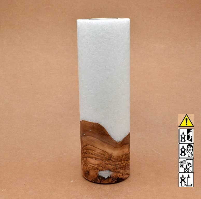 Stumpenkerze mit Holzelement aus Stearinwachs.  Jetzt in unserem Kerzen Onlineshop kaufen.