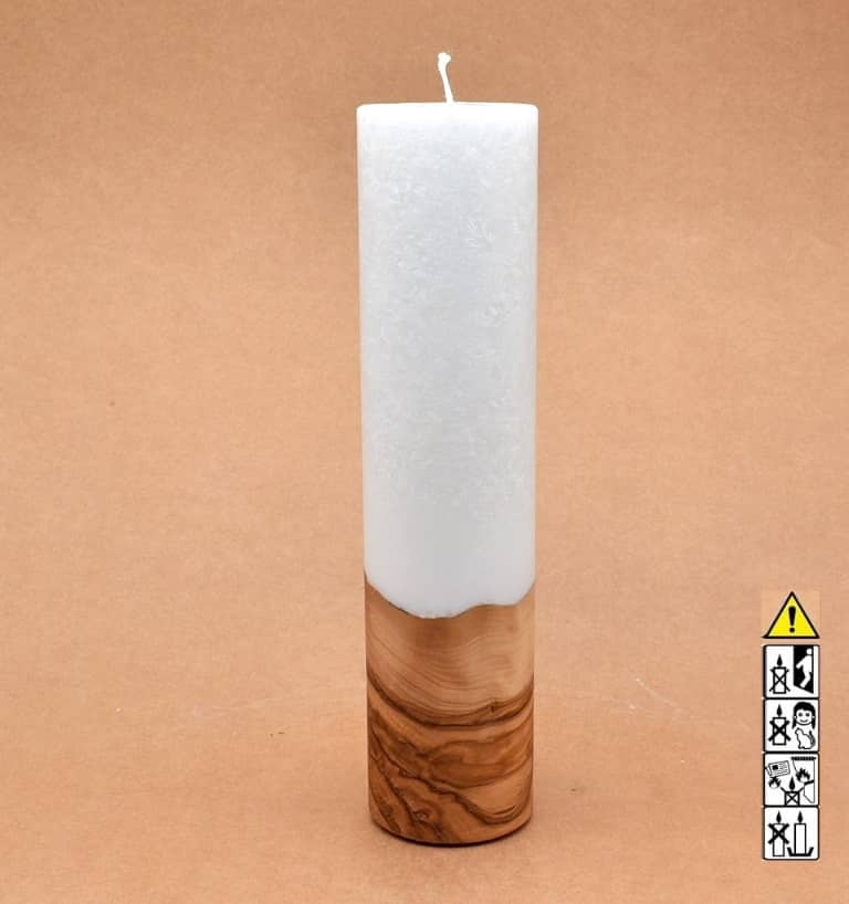 Stumpenkerze mit Holzelement aus Stearinwachs.  Jetzt in unserem Kerzen Onlineshop kaufen.