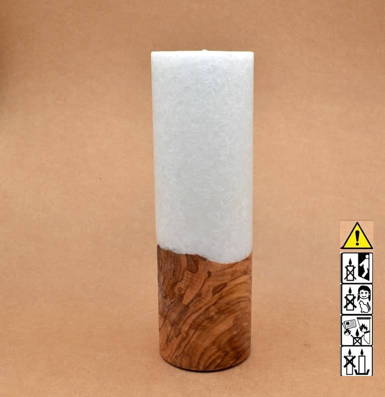 Stumpenkerze mit Holzelement aus Stearinwachs.  Jetzt in unserem Kerzen Onlineshop kaufen.