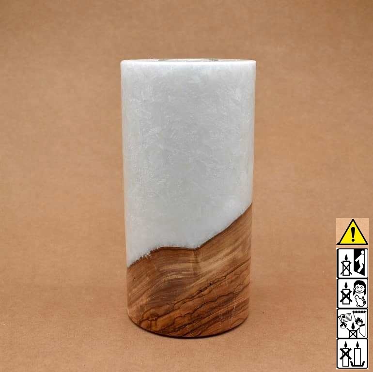 Stumpenkerze mit Holzelement aus Stearinwachs.  Jetzt in unserem Kerzen Onlineshop kaufen.