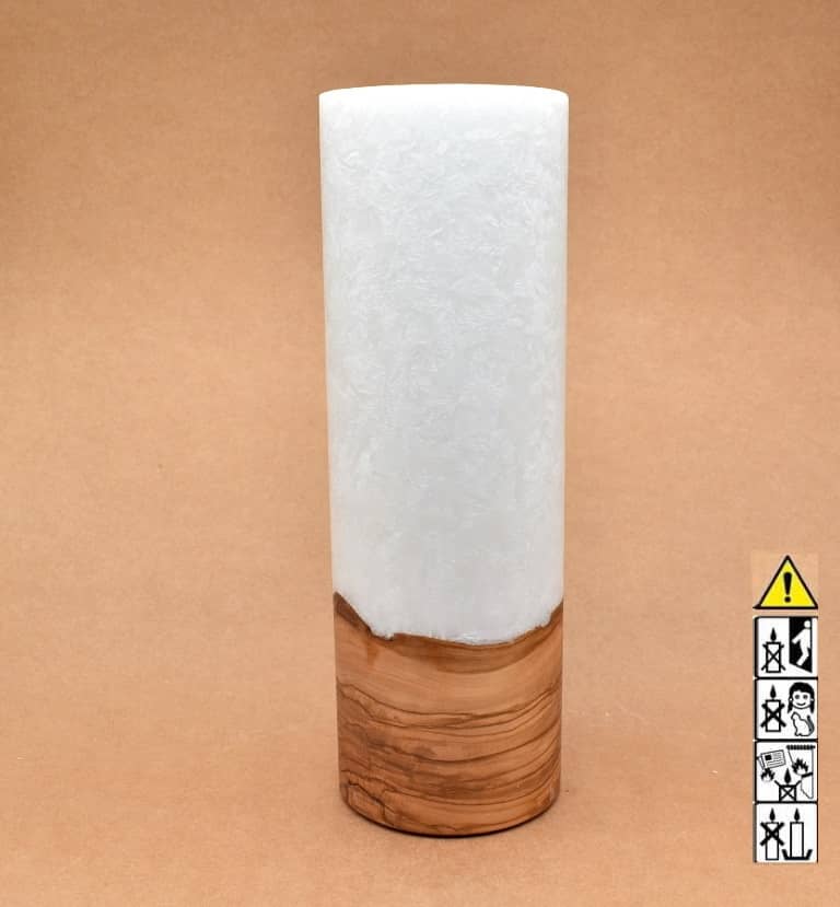 Stumpenkerze mit Holzelement aus Stearinwachs.  Jetzt in unserem Kerzen Onlineshop kaufen.