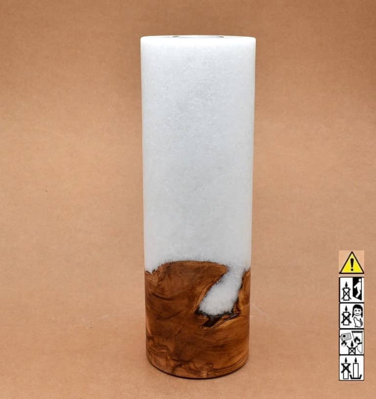 Stumpenkerze mit Holzelement aus Stearinwachs.  Jetzt in unserem Kerzen Onlineshop kaufen.