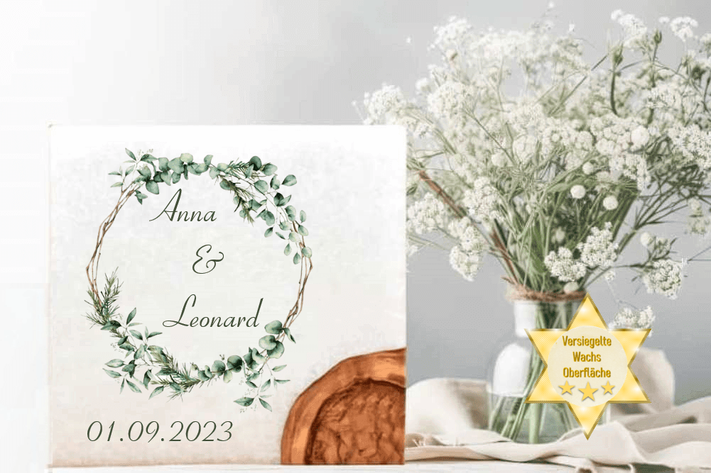 Hochzeitskerze mit Holzelement. Motiv: Eukalyptus Kranz gold günstig in unserem Onlineshop kaufen. Personalisierte Hochzeitskerze online kaufen