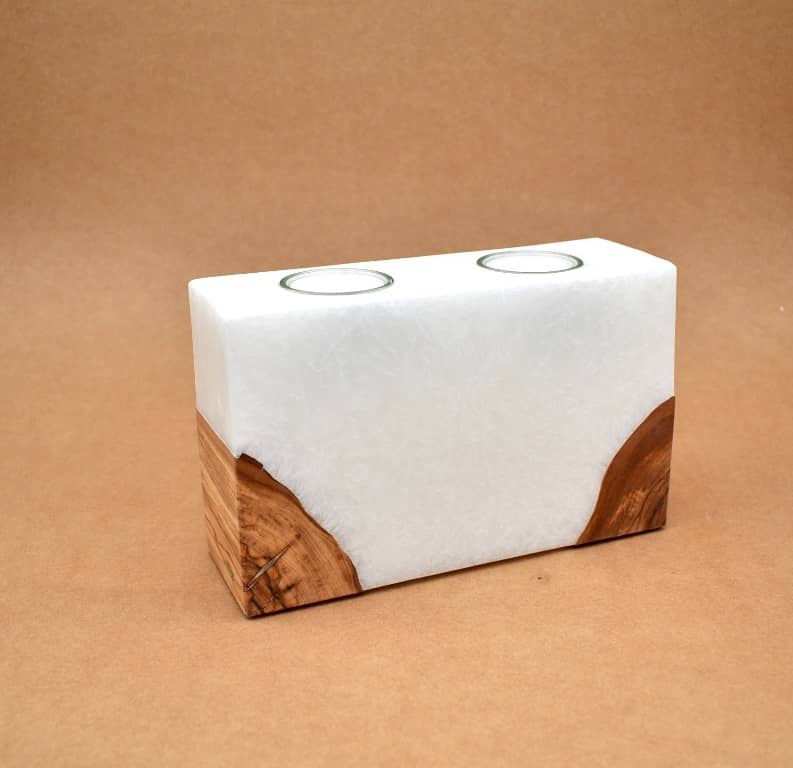Kerze rechteckig  mit Holzelement aus Stearinwachs.  Jetzt in unserem Kerzen Onlineshop kaufen.