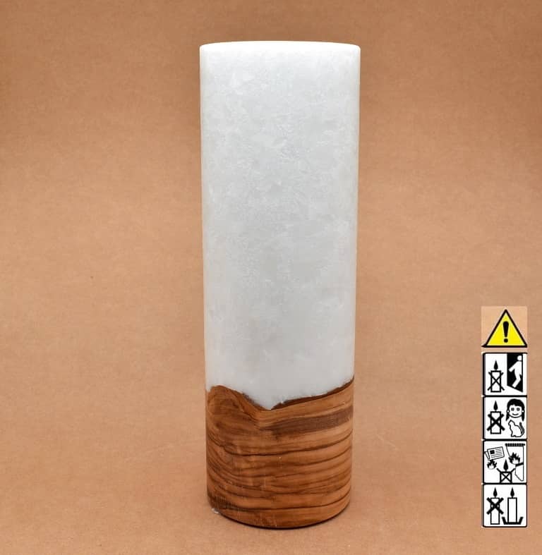 Stumpenkerze mit Holzelement aus Stearinwachs.  Jetzt in unserem Kerzen Onlineshop kaufen.