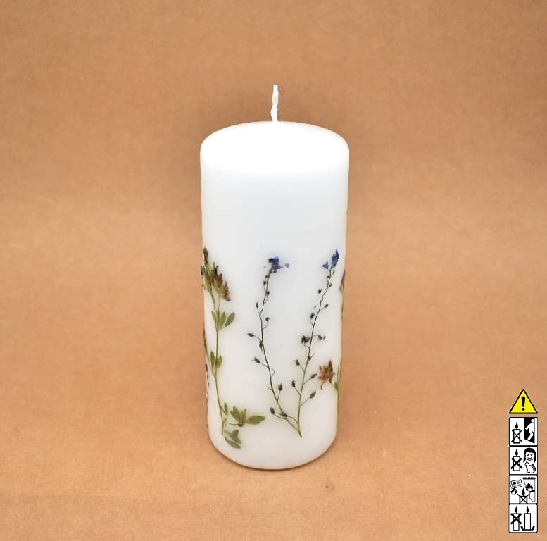 Handgemachte Blumenkerze mit echten Blüten 80x200mm. Blumenkerzen handgefertigt mit natürlich gepressten Blumen in unseren Kerzen Online-Shop kaufen. Als Geschenk für Sie und Ihn.