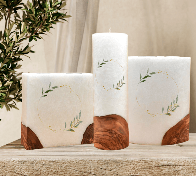 Kerze mit Holz. Individuelle runde Hochzeitskerze mit Holz aus Stearin. Kerze 80x250mm mit Holzelement, Individuelle, persönliche Hochzeitskerze  Holzkerze, Rund Stearinoptik, Hochzeitskerze mit Teelicht im Kerzen online Shop für Hochzeiten bestellen, günstig kaufen.