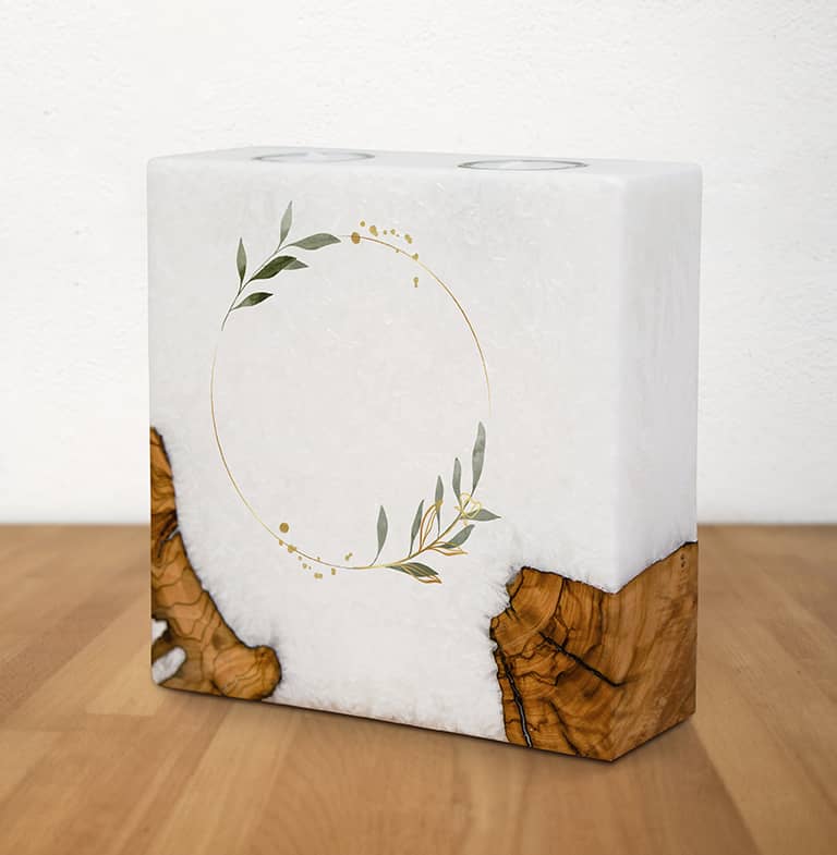 Hochzeitskerze mit Holz und Motiv. Jetzt in unserem Geschenke Onlineshop kaufen.