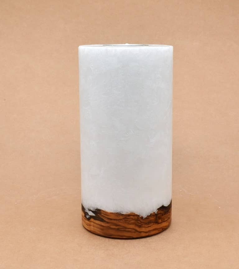 Stumpenkerze mit Holzelement aus Stearinwachs.  Jetzt in unserem Kerzen Onlineshop kaufen.