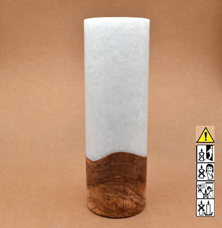 Stumpenkerze mit Holzelement aus Stearinwachs.  Jetzt in unserem Kerzen Onlineshop kaufen.