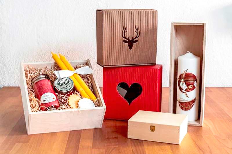 Kerzengeschenke, Kerzen-Verpackung zum Verschenken, Boxen für Kerzen mit Beschriftung und personalisierte Kerzenboxen in unserem Kerzen Onlineshop günstig kaufen. Günstige und teure Kerzengeschenke für Frauen und Männer, Kerzen-Verpackung zum Verschenken, kleine und große Geschenkboxen für Kerzen mit Beschriftung sowie individuell personalisierte Kerzenboxen in unserem Kerzen Onlineshop günstig bestellen und online