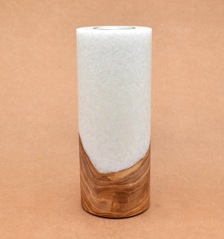 Kerze mit Holz. Individuelle runde Hochzeitskerze mit Holz aus Stearin. Kerze 80x200mm mit Holzelement, Individuelle, persönliche Hochzeitskerze  Holzkerze, Rund Stearinoptik, Hochzeitskerze mit Teelicht im Kerzen online Shop für Hochzeiten bestellen, günstig kaufen.