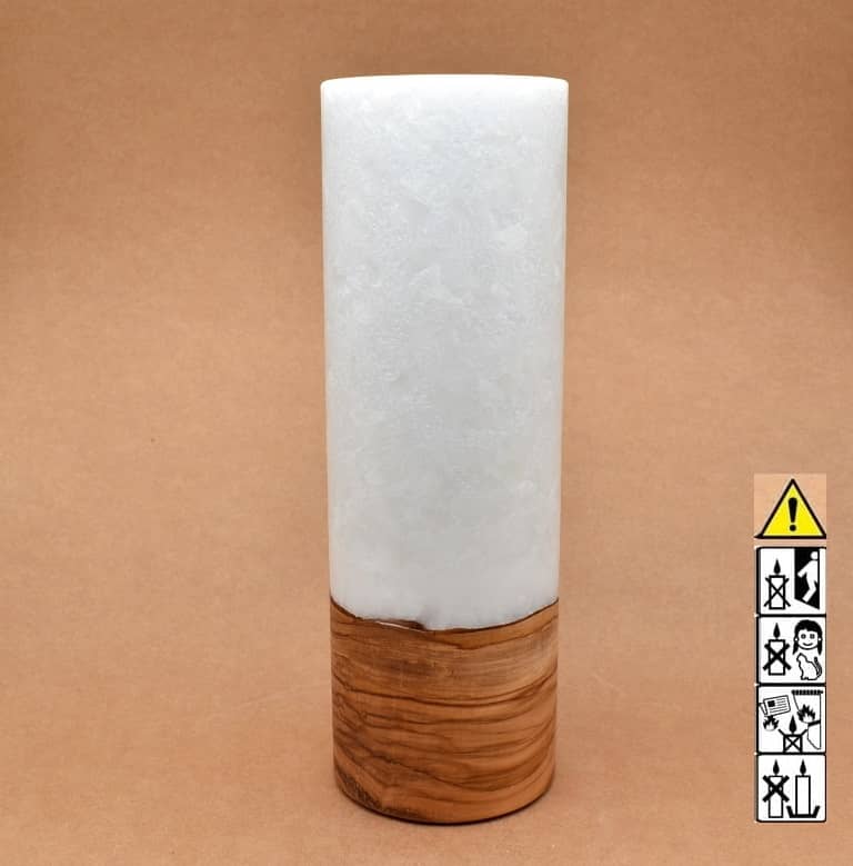 Stumpenkerze mit Holzelement aus Stearinwachs.  Jetzt in unserem Kerzen Onlineshop kaufen.