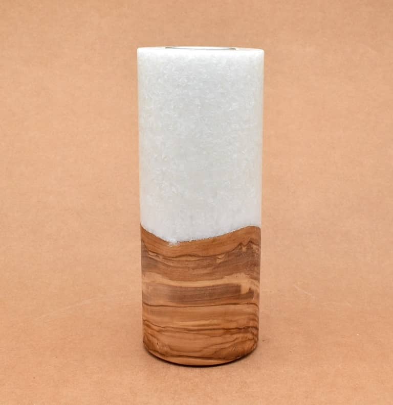 Kerze mit Holz. Individuelle runde Hochzeitskerze mit Holz aus Stearin. Kerze 80x200mm mit Holzelement, Individuelle, persönliche Hochzeitskerze  Holzkerze, Rund Stearinoptik, Hochzeitskerze mit Teelicht im Kerzen online Shop für Hochzeiten bestellen, günstig kaufen.