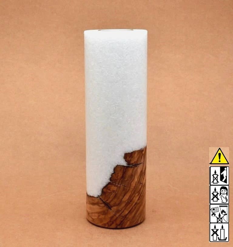 Stumpenkerze mit Holzelement aus Stearinwachs Stumpenkerze mit Holzelement aus Stearinwachs.  Jetzt in unserem Kerzen Onlineshop kaufen.