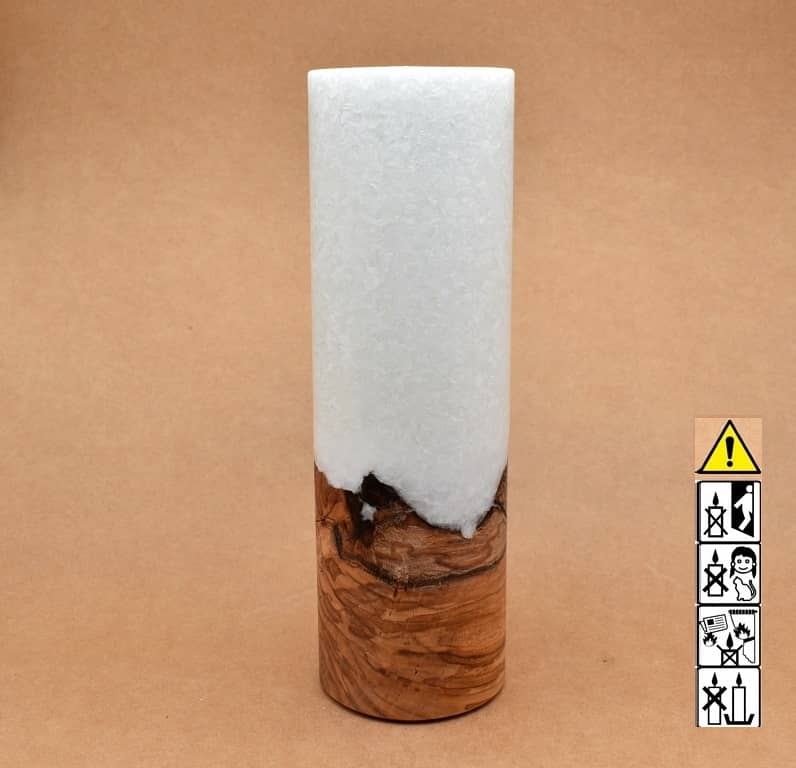 Stumpenkerze mit Holzelement aus Stearinwachs.  Jetzt in unserem Kerzen Onlineshop kaufen.